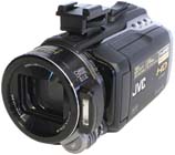 JVC GZ-HM400 v detailu zepředu (Kliknutí zvětší)