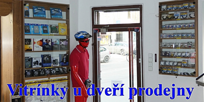 Vitrínky u dveří prodejny VIDEOKAMERY CZ...